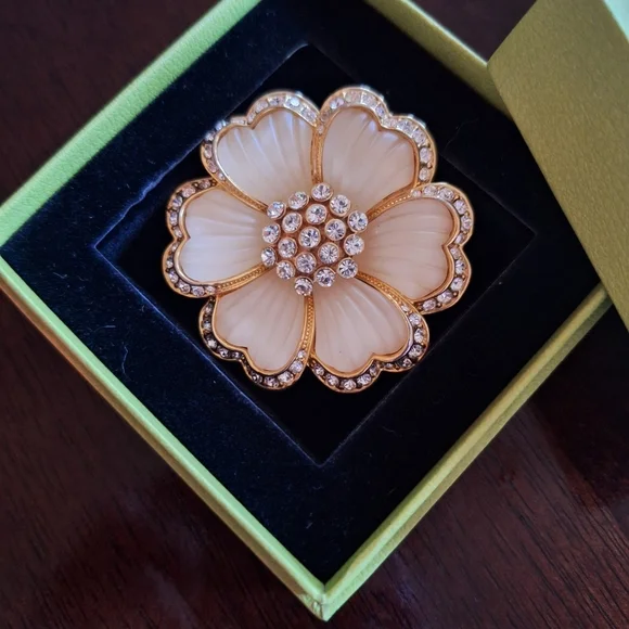 Elegant Cream and Gold Flower Brooch - Picture 7 of 7